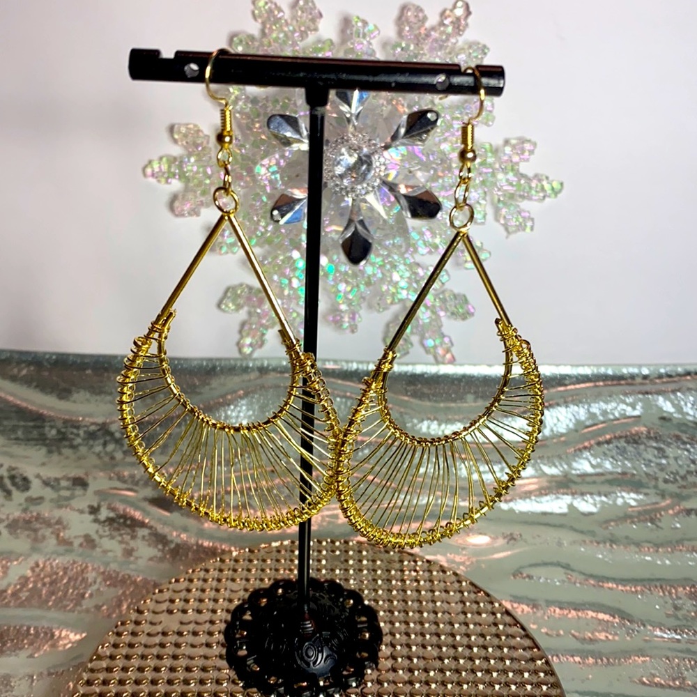 Gold Tone Wire Earrings Pierced